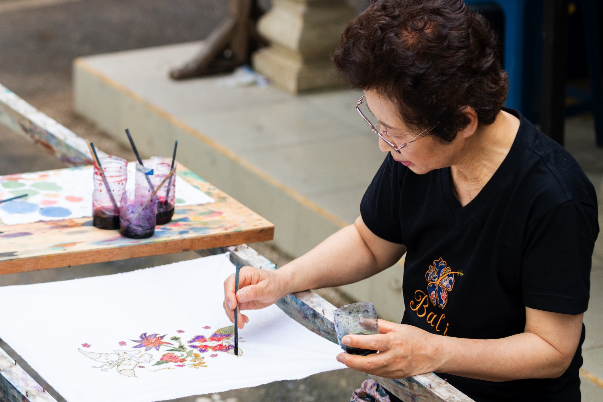 入居者が絵画活動をしている風景。テーブルに絵の具と筆が置かれている。