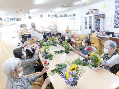 7月フラワーアレンジメント①　～立てばガーベラ、座ればトルコキキョウ、歩く姿は向日葵の花🌻❓～