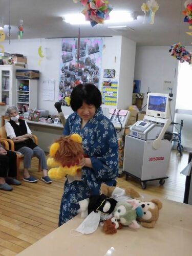 8月お誕生会②　～マイクスタンドがなければ、筒を使えばいいじゃない🎤～