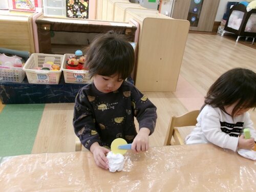 紙ねんど遊び（パンダルーム）