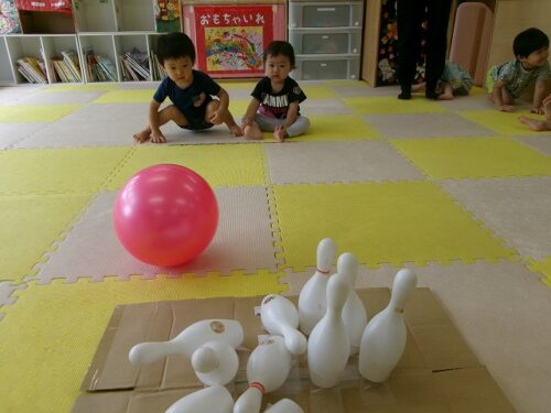 ボーリング遊び(パンダルーム)