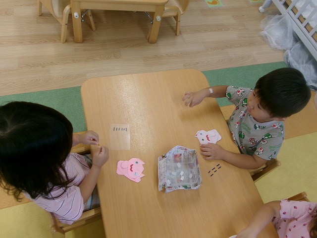 入居者様にプレゼント作り（パンダルーム）